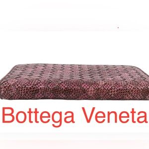 Authentic Bottega Veneta Zippy Wallet, a lovely wallet in excellent condition